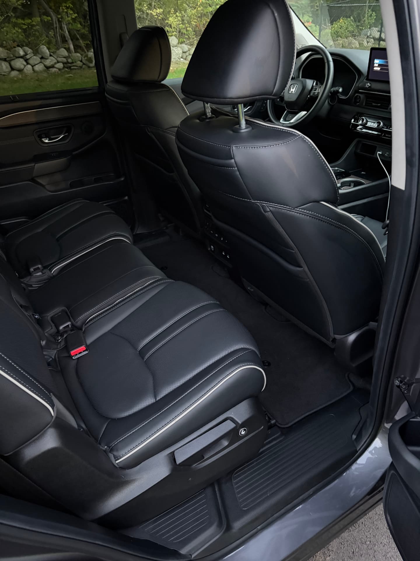 Detailed Honda rear leather seats and clean carpet