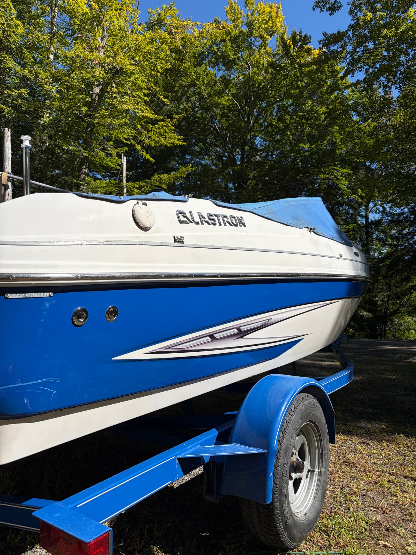 Glastron boat hull clean and glossy after detailing